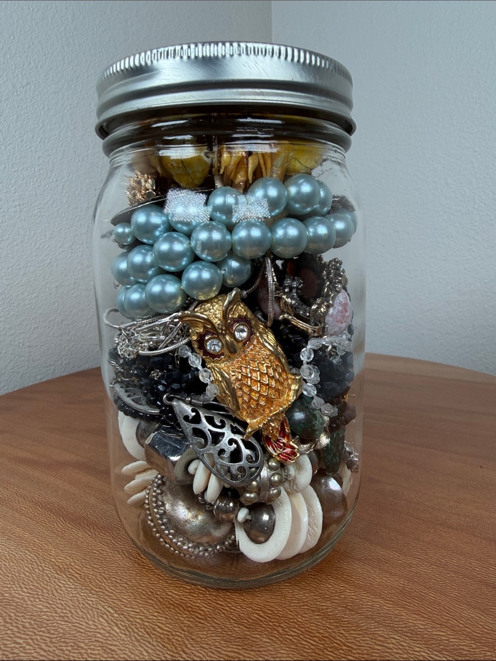 Miscellaneous VTG Costume Jewelry Jar Brooches Earrings Necklaces Rings - Picture 3 of 9